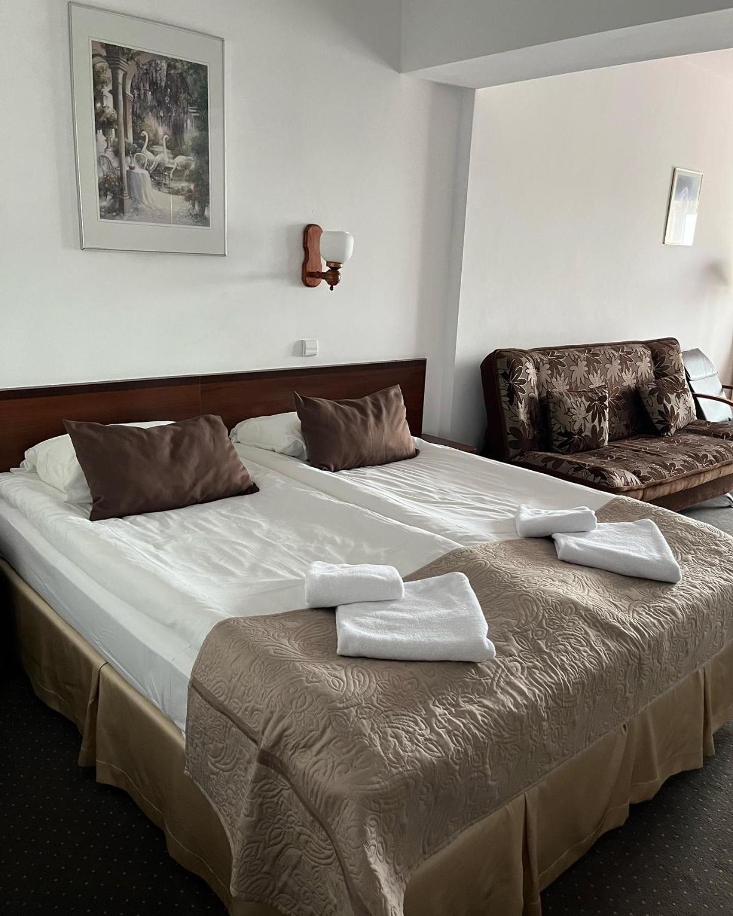 Hotel Eva à Mrągowo Extérieur photo